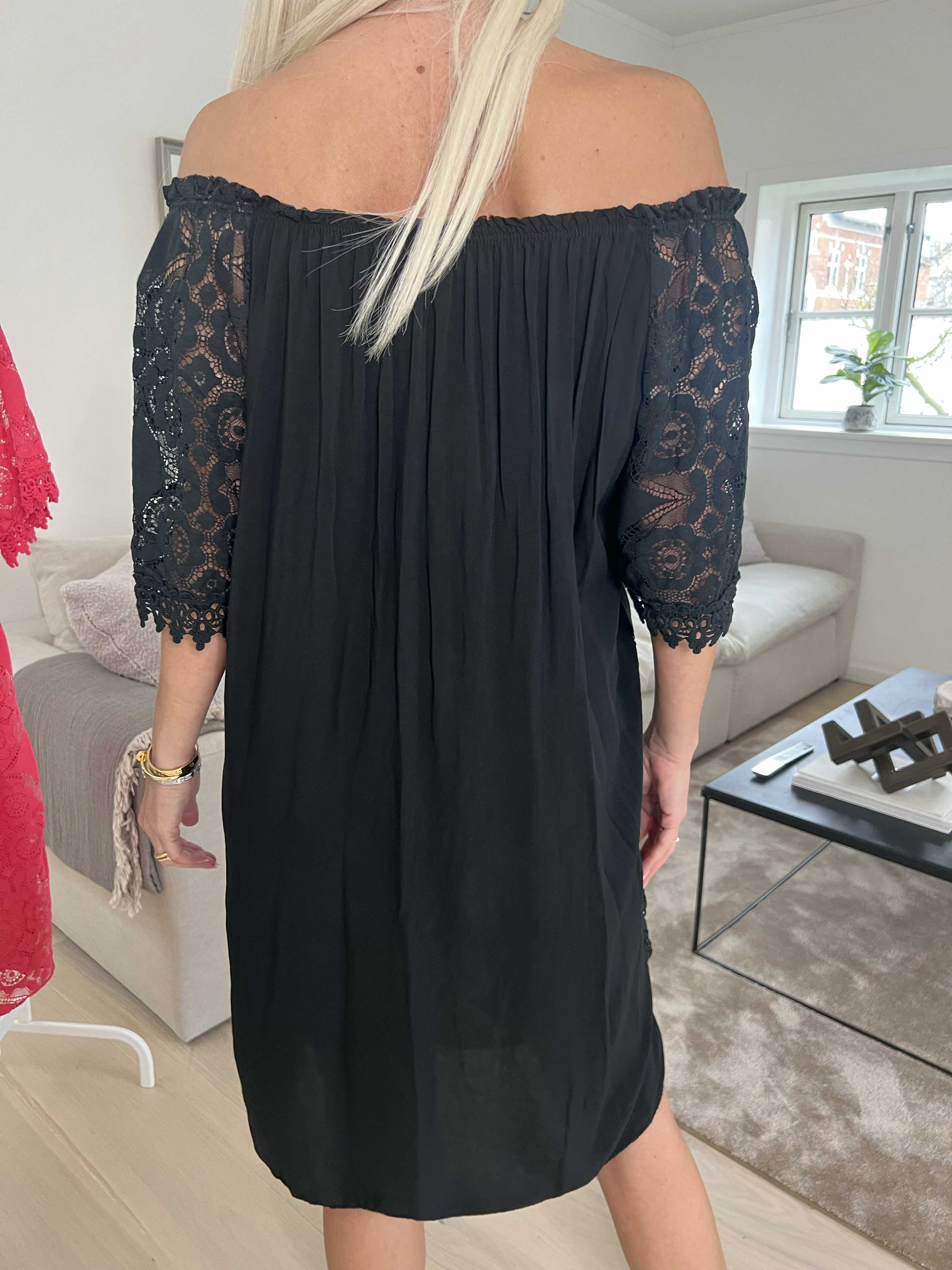 Thea - Söt spetsklänning med elastisk halsringning